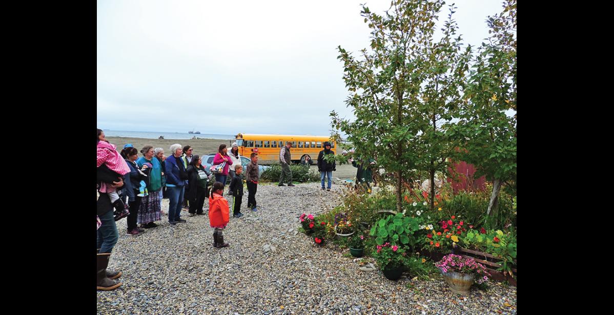 Photo by Amanda Tördal ANNUAL GARDEN TOUR— A light drizzle didn’t keep garden enthusiasts from participating in the annual Garden Tour that took place last Saturday, August 27. Here, garden connoisseurs admire the flowers and poplar trees of Chuck and Peggy Fagerstrom.