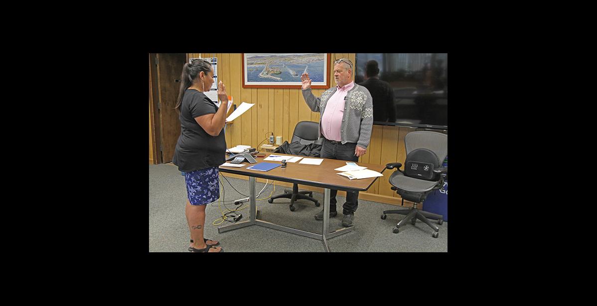 Photo by Diana Haecker SWORN IN— Interim Mayor John Handeland takes the oath of office, on Tuesday, June 30.