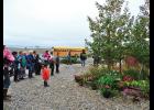 Photo by Amanda Tördal ANNUAL GARDEN TOUR— A light drizzle didn’t keep garden enthusiasts from participating in the annual Garden Tour that took place last Saturday, August 27. Here, garden connoisseurs admire the flowers and poplar trees of Chuck and Peggy Fagerstrom.